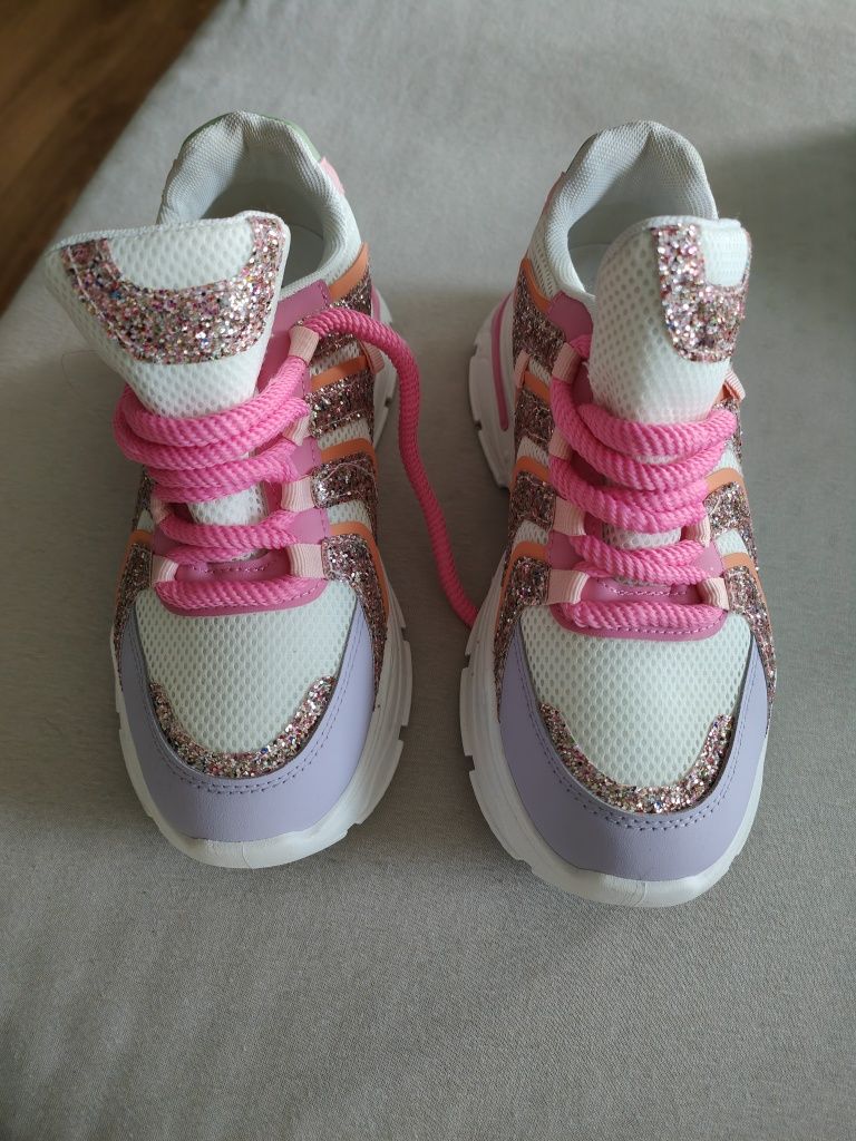 Sneakersy na masywnej podeszwie zdobione brokatem