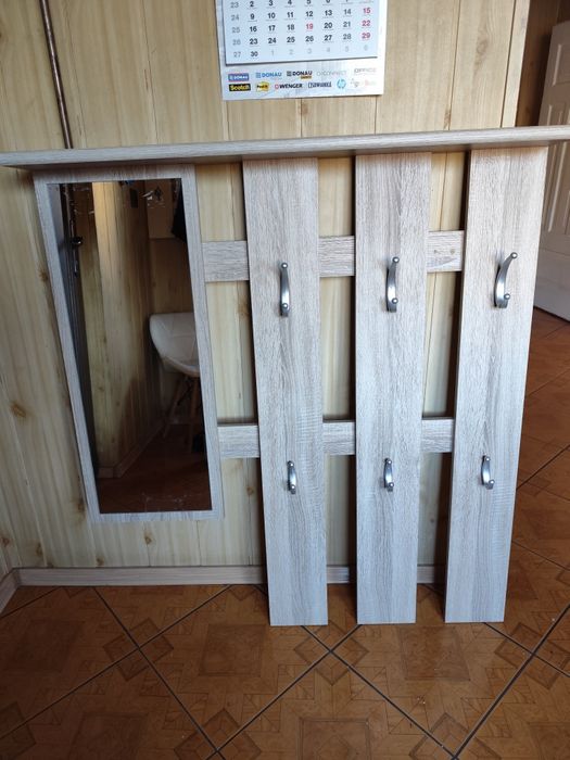 Szafka z wieszakiem i lustrem