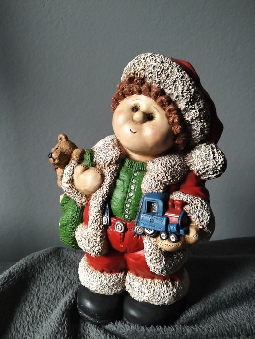 Porcelanowa figurka świąteczna chłopiec z zabawkami Vintage