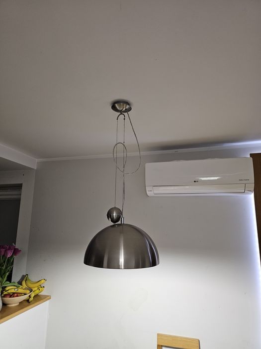 Nowoczesna lampa z regulowaną mechanicznie wysokością