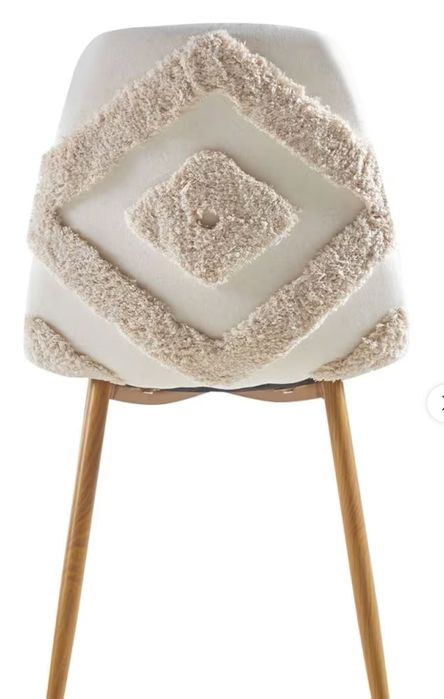 Cadeiras boho bordadas atras homestaging