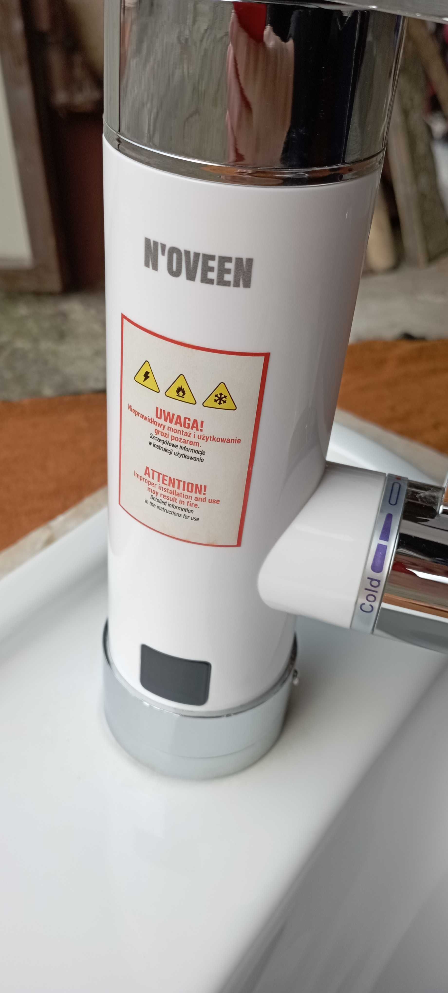 Umywalka z przepływowym podgrzewaczem wody.