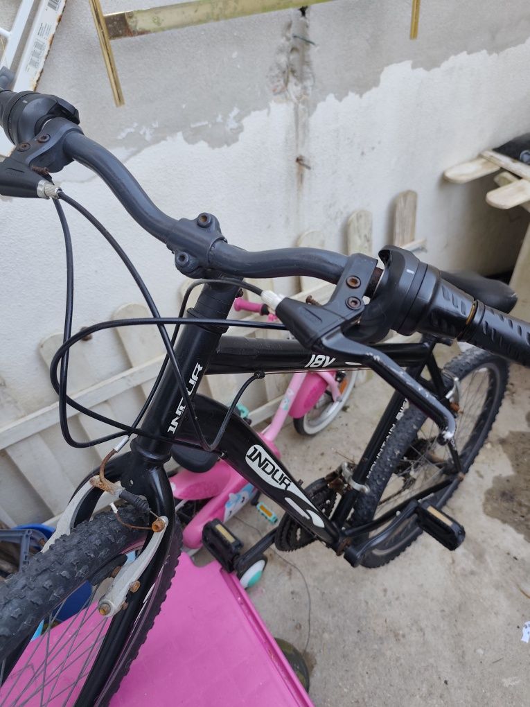 Duas bikes: adulto e infantil, aro 18 e aro 16.