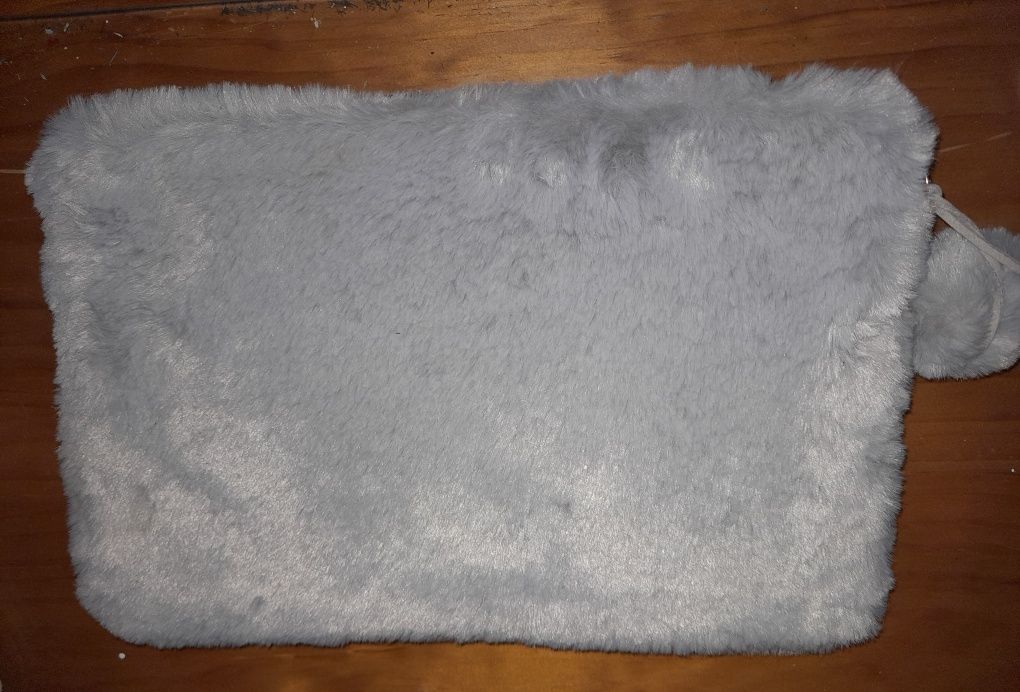 Bolsa nova com pêlo e pompons