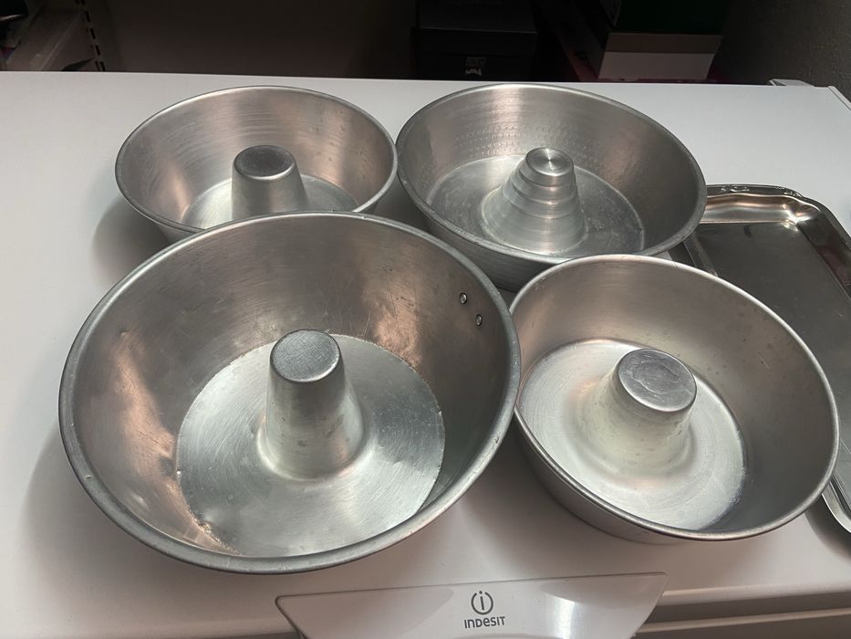 Doas travessas um tabuleiro e quatro formas