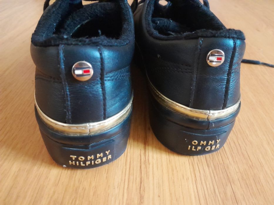 Кросівки Tommy Hilfiger.