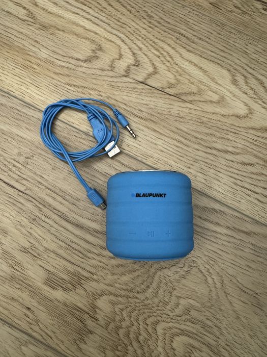 Niebieski mały sprawny głośnik bluetooth Blaupunkt z przewodem kablem