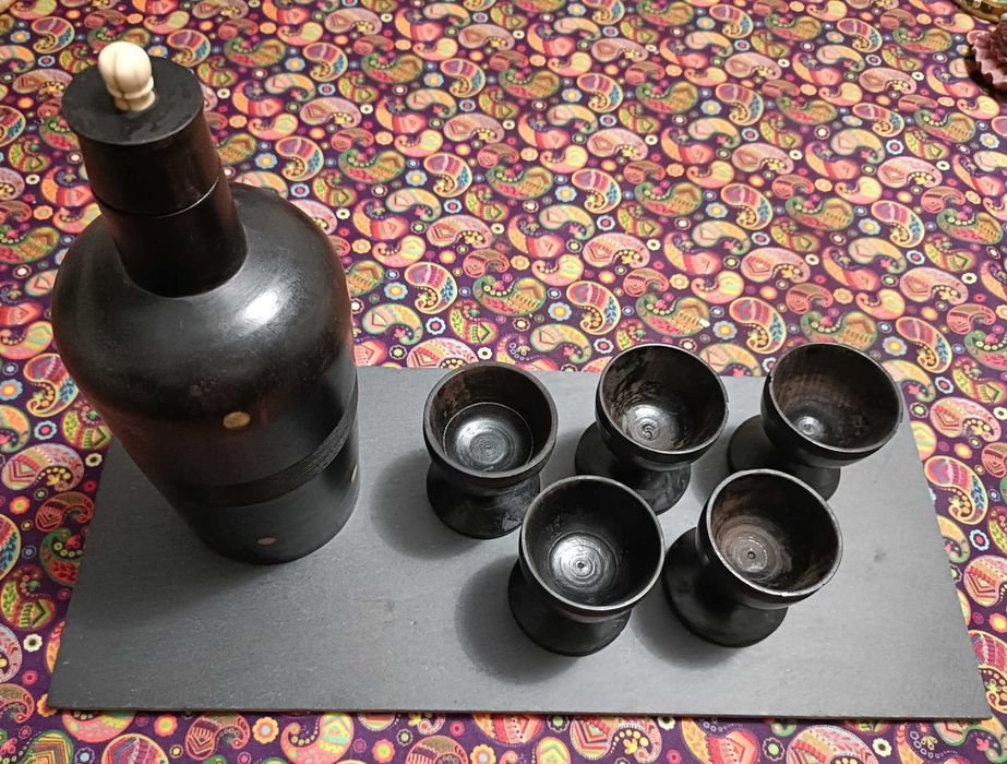 Serviço de saquê em pau preto, feito a mão