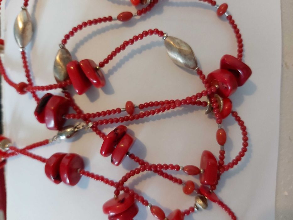 Długi sznur korali w głębokiej czerwieni fitmy Yes