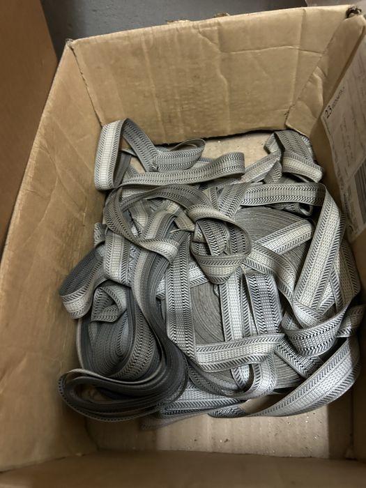 Varios botoes e tecidos de alfaiataria