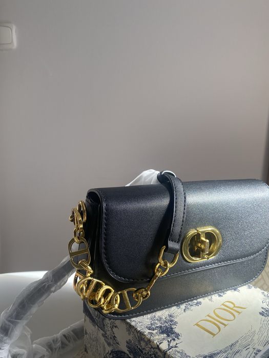 Torebka Dior na pasku z łańcuszkiem.
