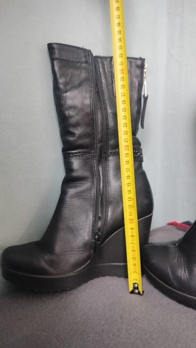 Продаються жіночі зимові ботинки