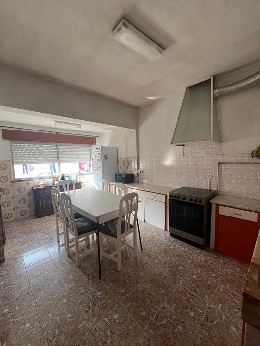 Moradia T4 na Marinha Grande com barracão e anexos