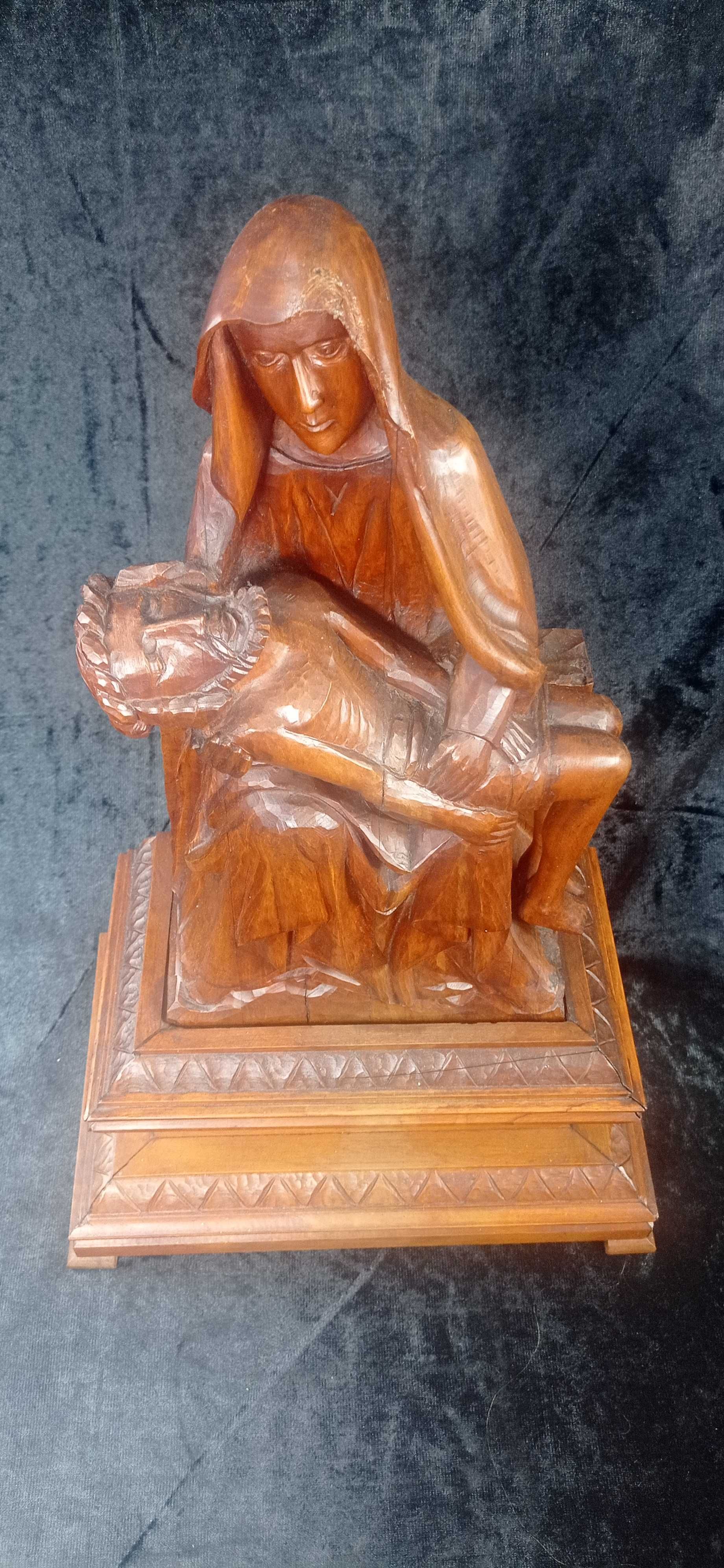Pieta duża rzeźba przedstawiająca Matkę Boską z synem bożym