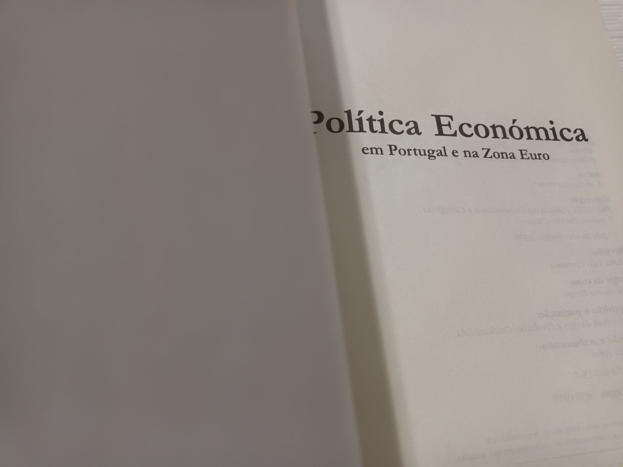 Livro Politica Económica