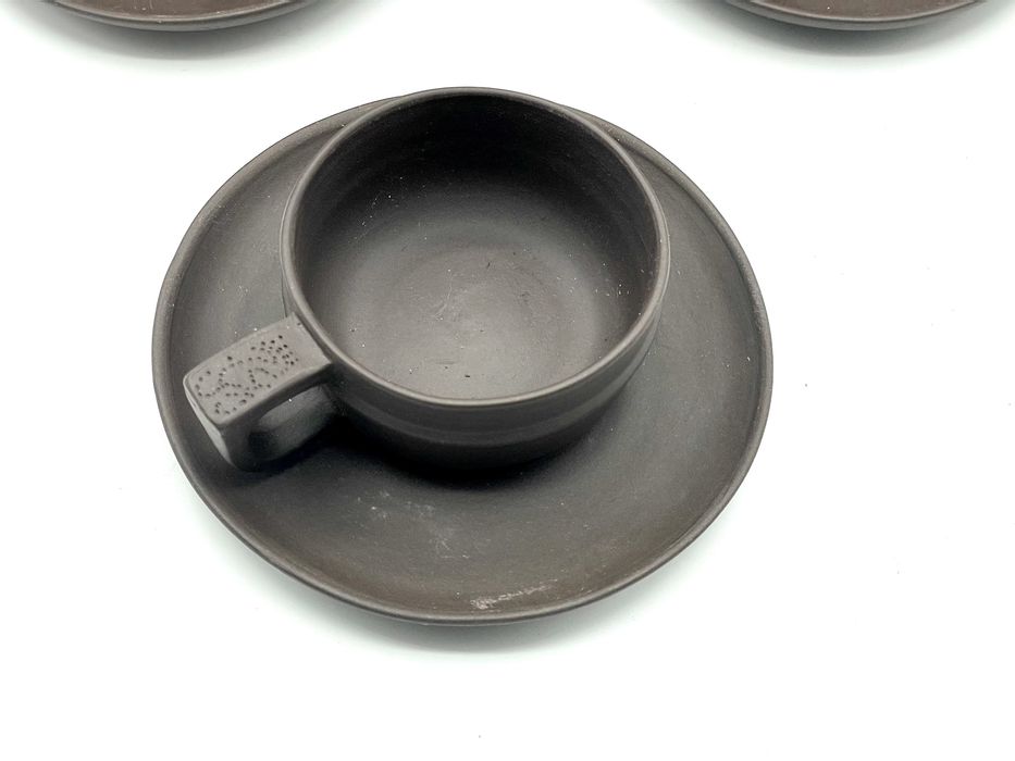 Três chavenas com pratos em ceramica yching china oriental