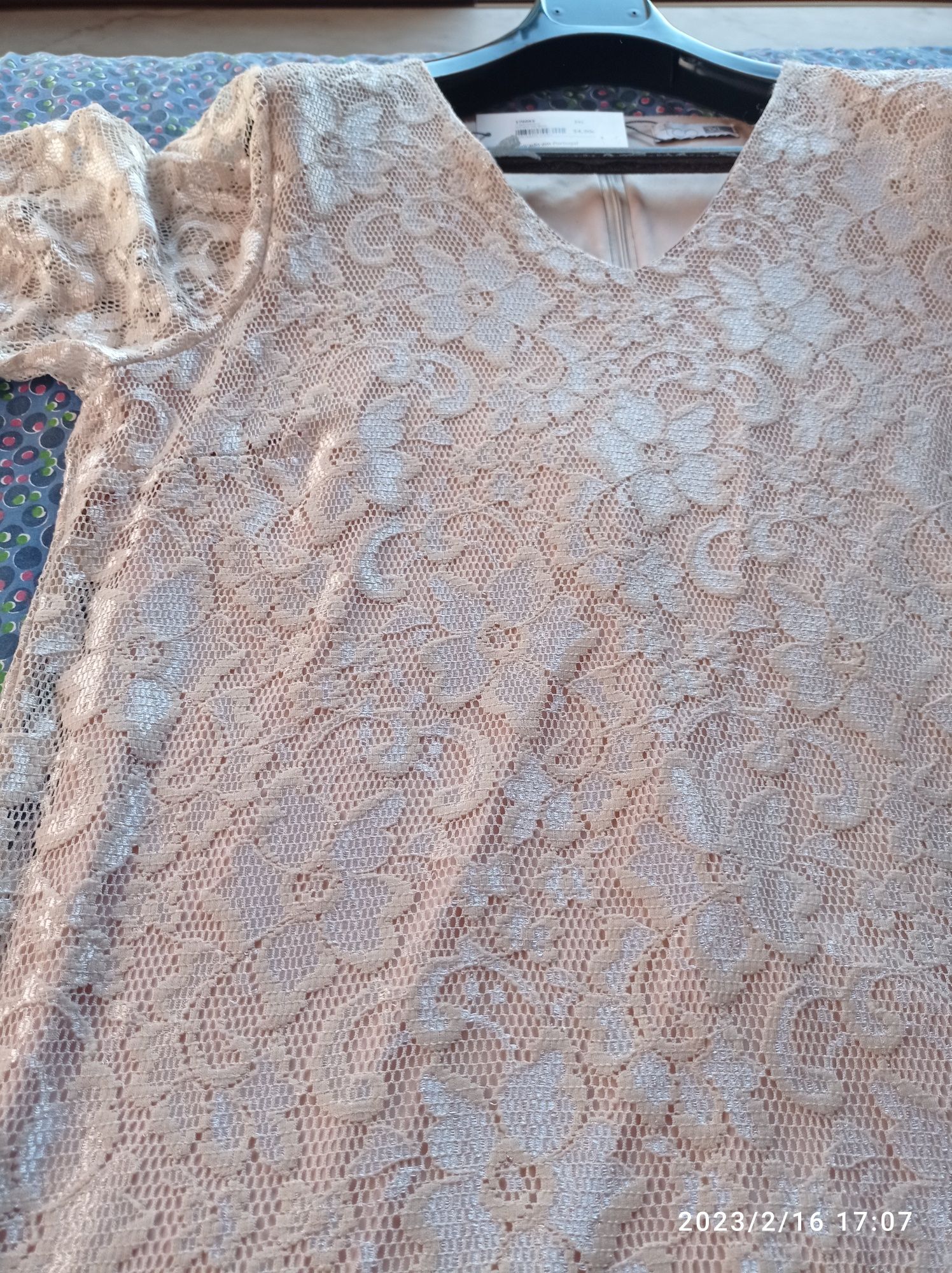 Vestido novo em tom beje