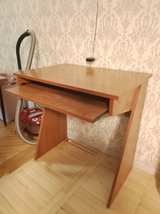 Продам стол компьютерный, стол обед. б/у, кресло, двери