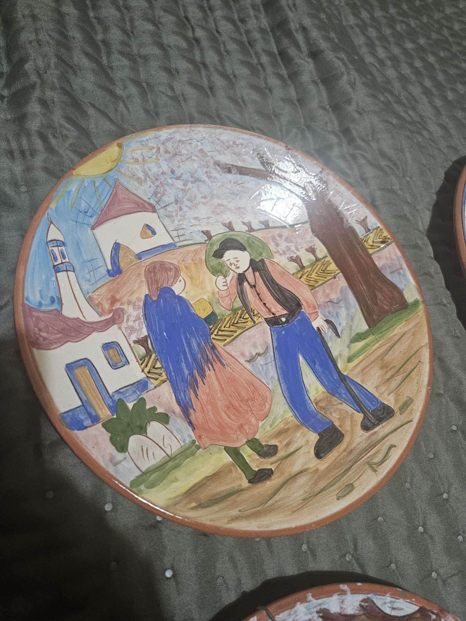 Pratos em barros com pinturas à mão