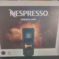 Máquina de café Nespresso Essenza Mini preta