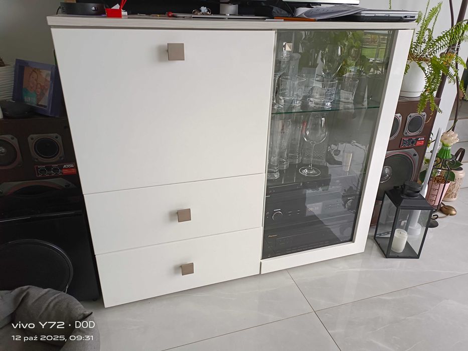 Komoda z barkiem cichy domyk podświetlane półki