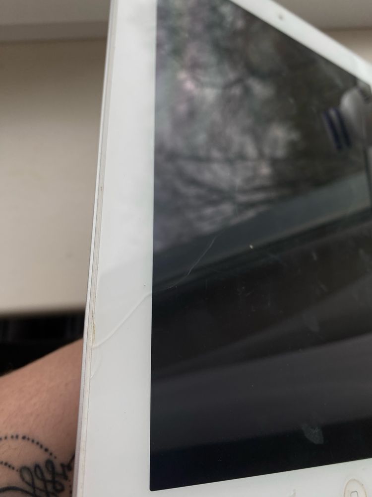 Продам iPad в хорошем состояние , рабочий