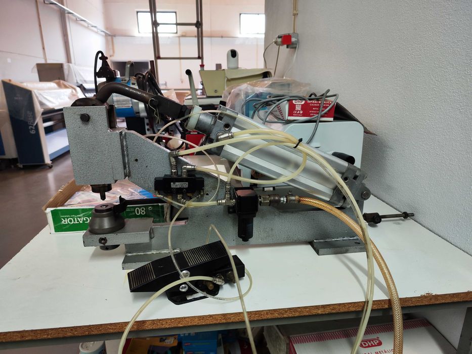 Máquina de Ilhoses Pneumática