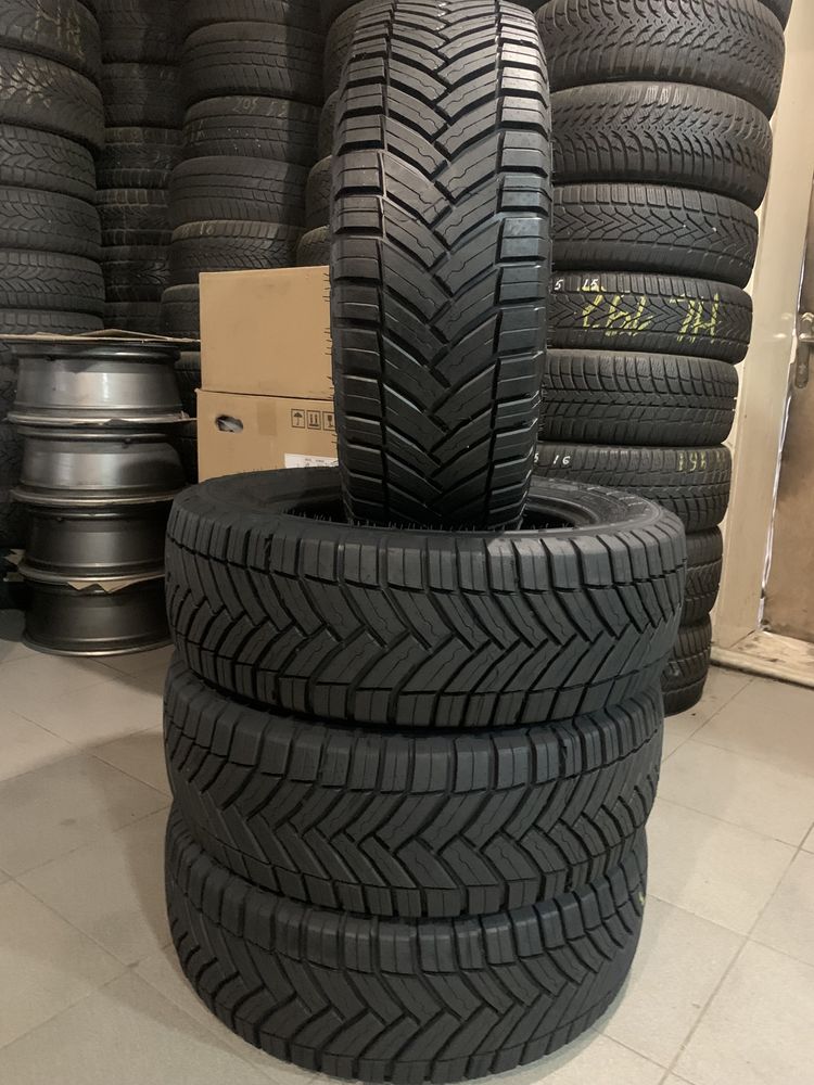 Комплект всесизонних шин 215/65/16с Michelin AGILIS Cross Climate