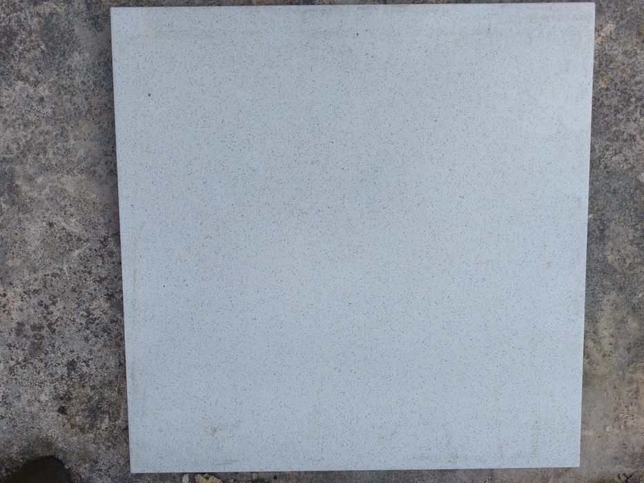 Azulejos novos brancos com mescla de pontos pretos 32×32