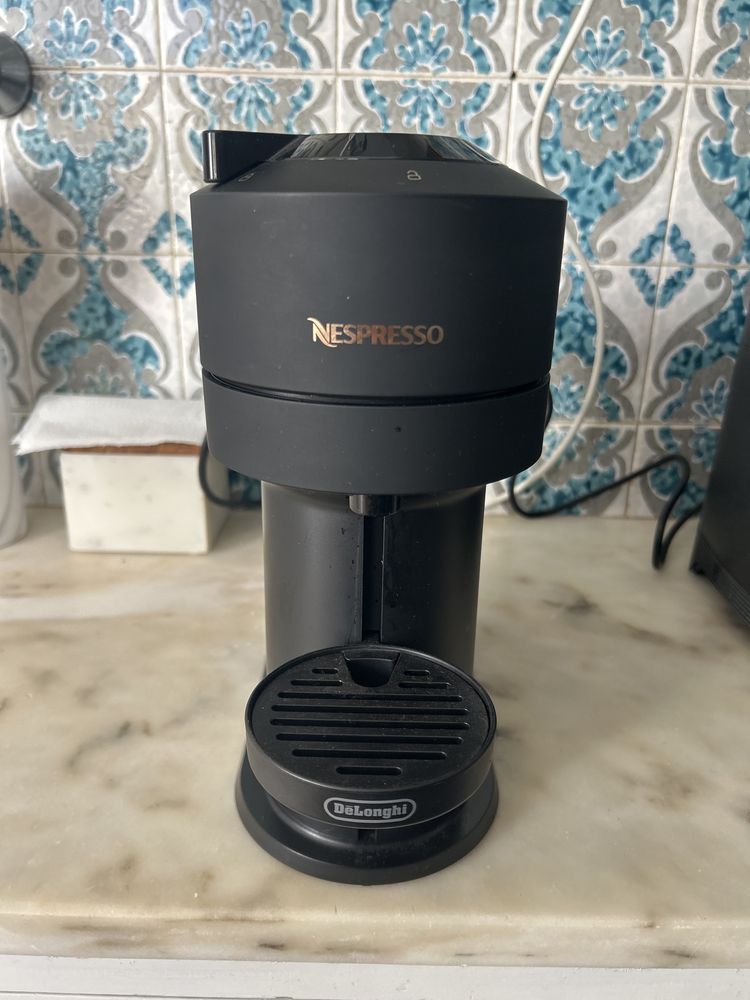 Máquina Nespresso Vertuo Black Edition + Cápsulas