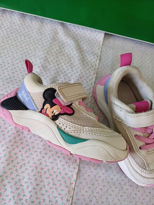 Sapatilhas da Miney tamanho 23. 3 euros.