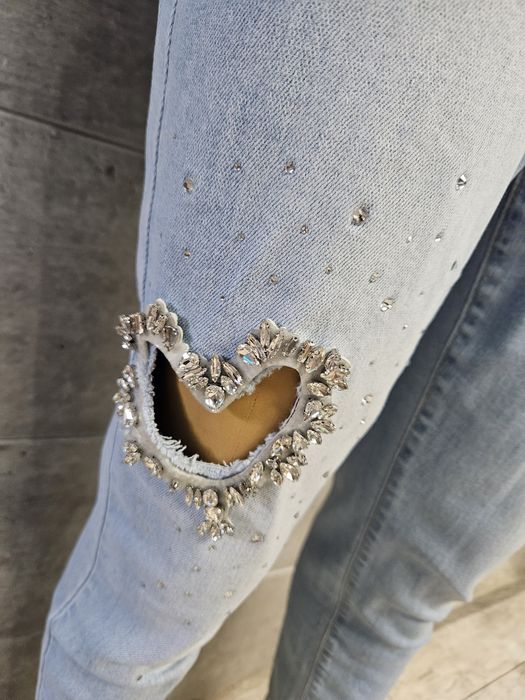 Spodnie jeansowe Mom Fit z cyrkoniowymi sercami  Lauia rozm L