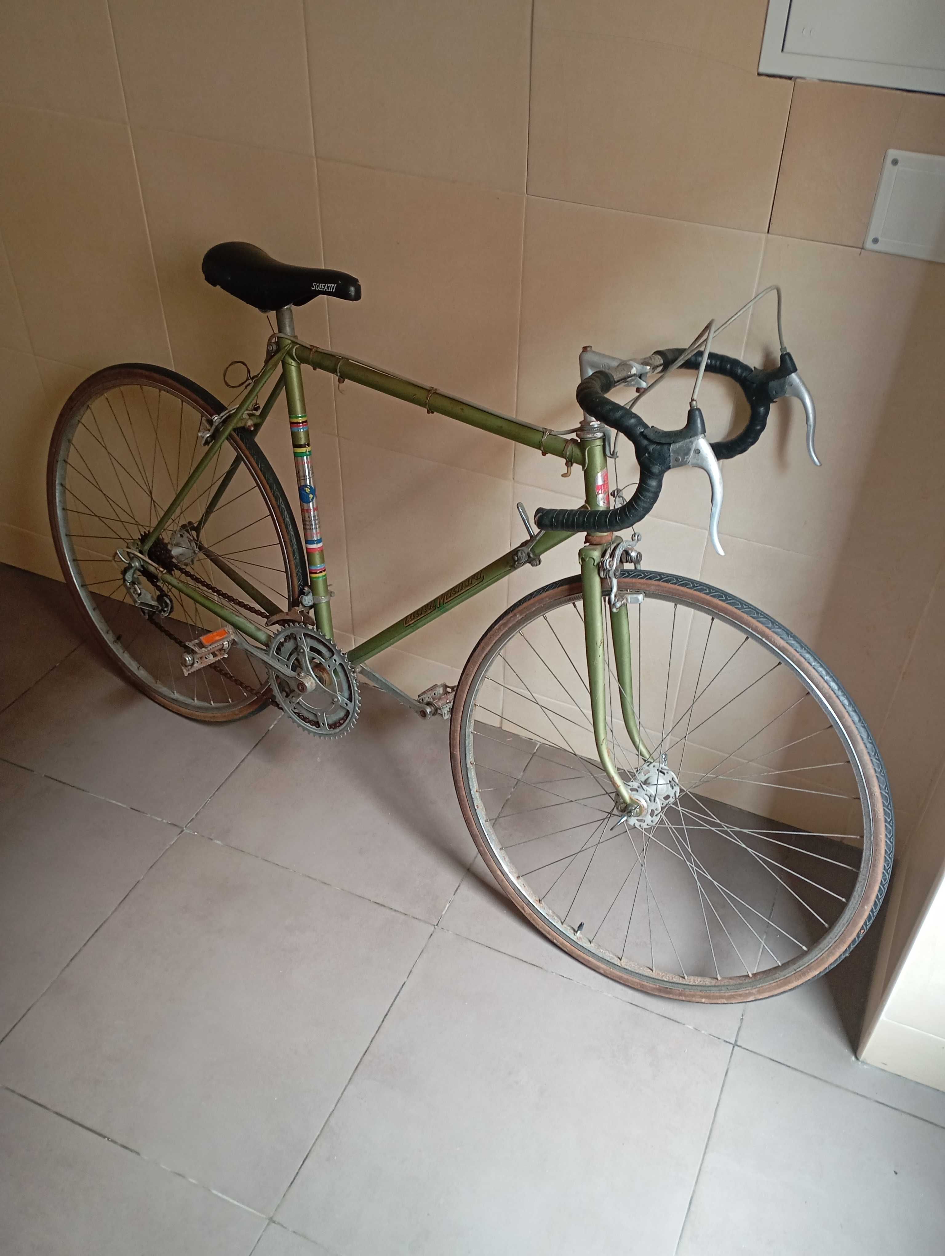 Bicicleta de estrada para restauro