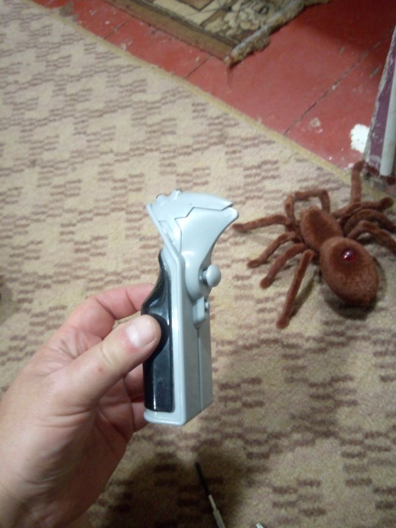 Игрушка паук на радиоуправлении