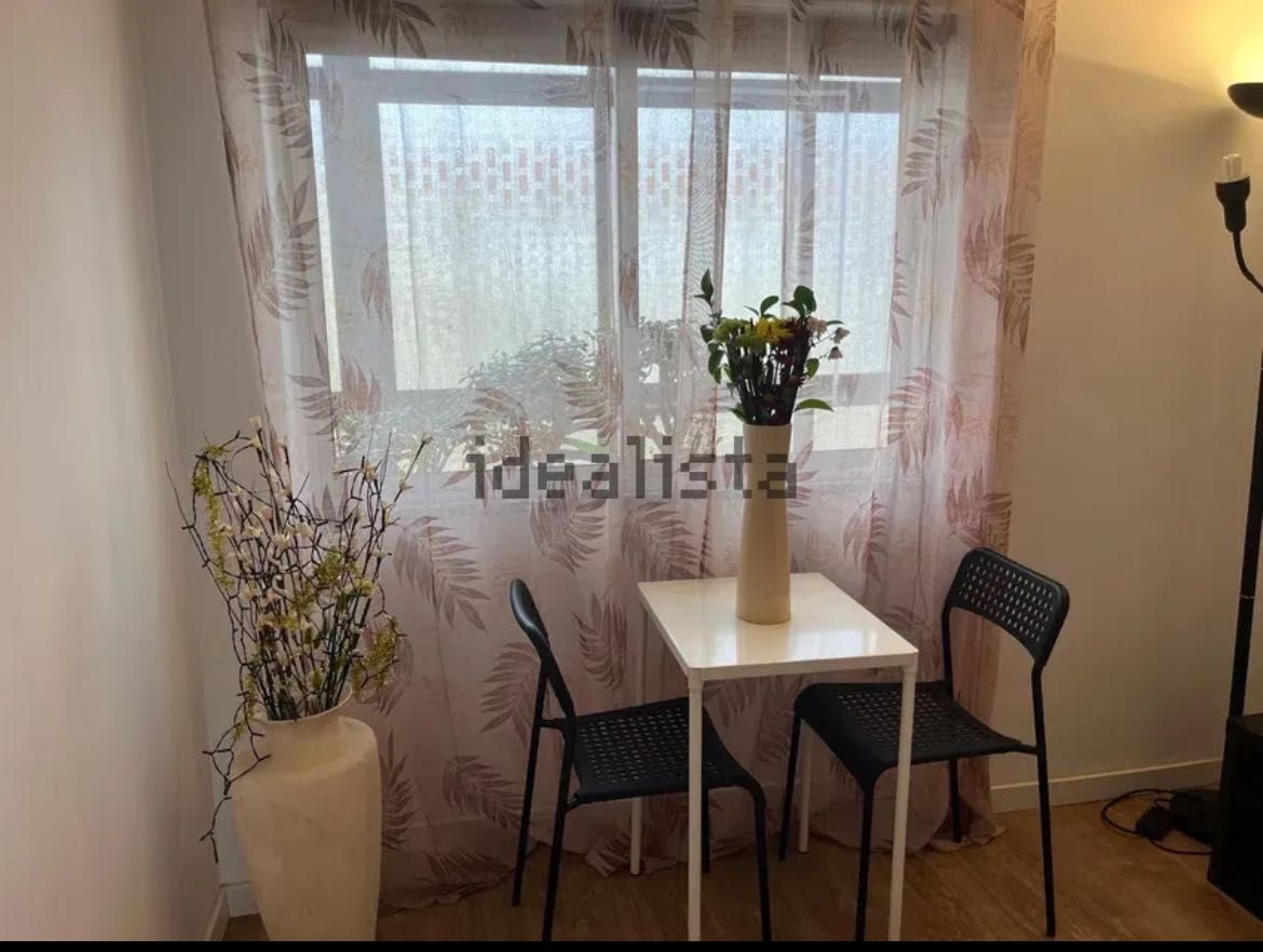 Alugo um quarto só para um pessoa