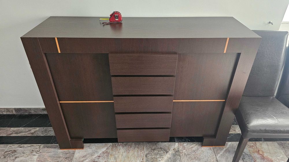 Zestaw mebli do salonu (komody, słupy, stoliki)