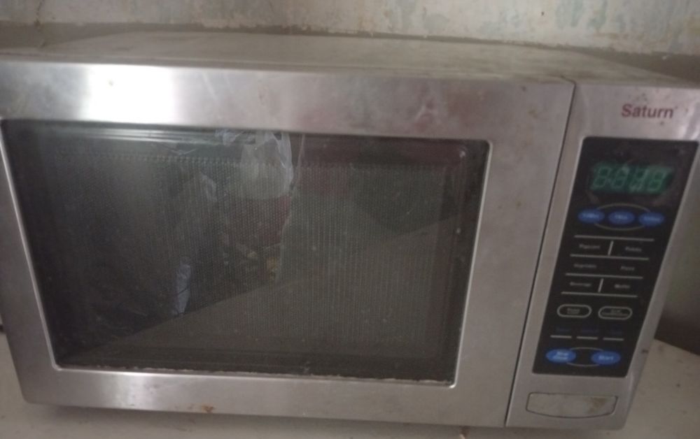 Мікрохвильова піч  — модель Saturn ST-MW8174.