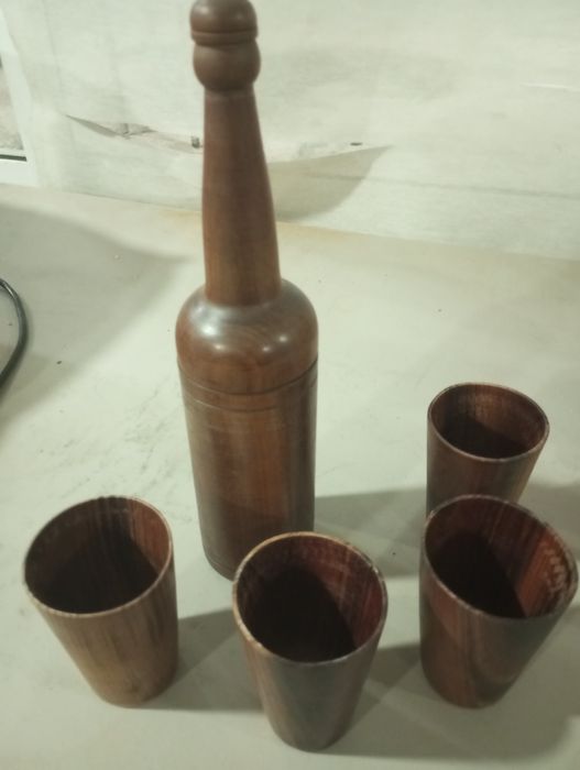 Garrafa de madeira e 4 copos antigos