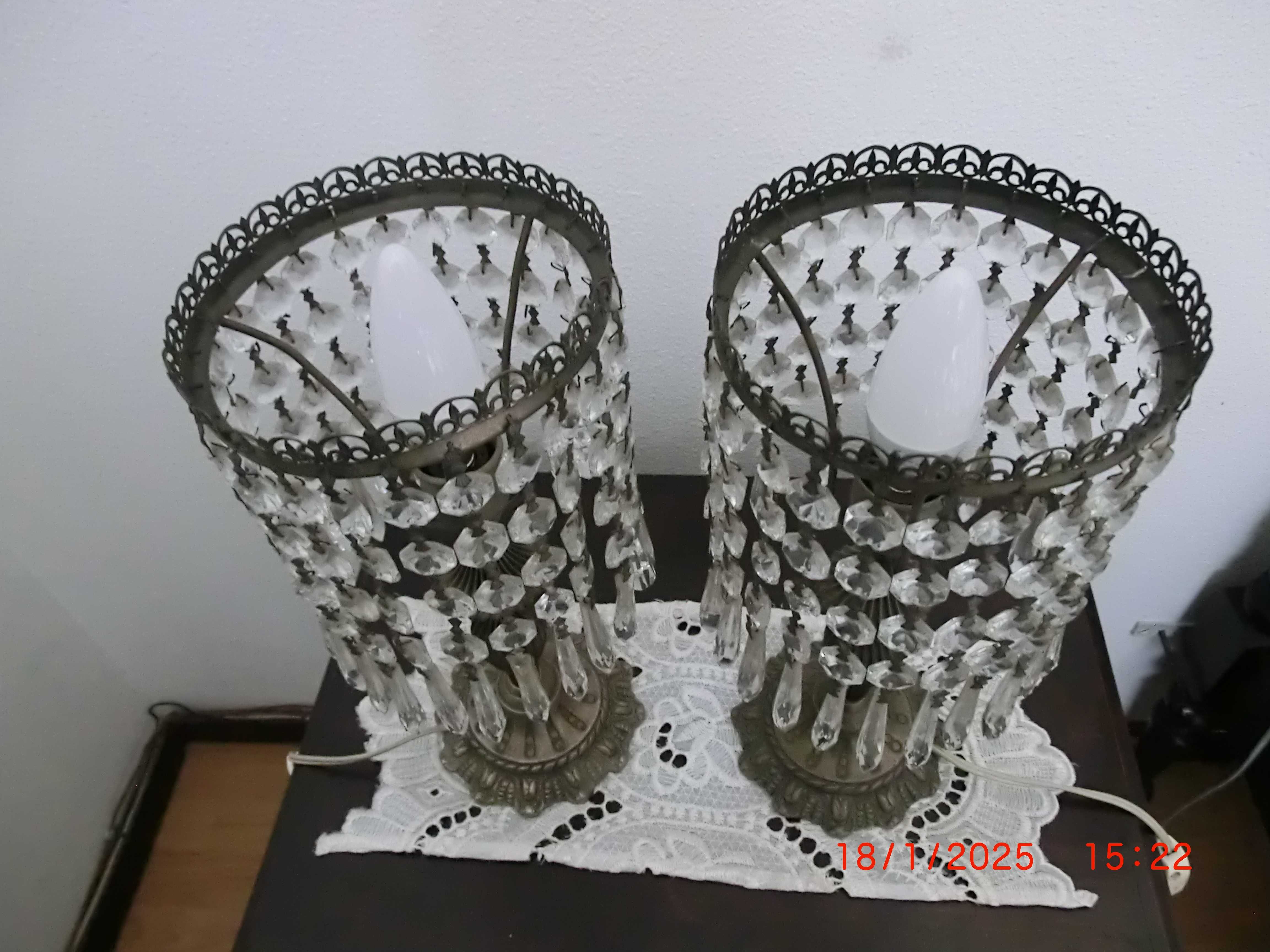 3 Candeeiros meio cristal, 1 de teto , 2 de mesa de cabeceira.