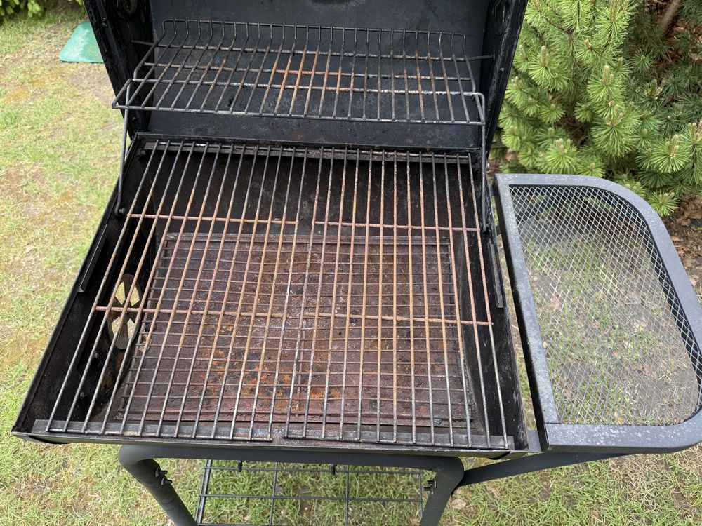 Grill węglowy z 2 rusztami.