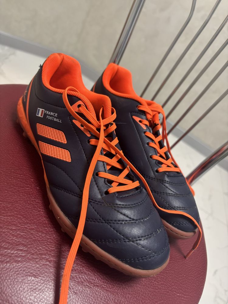 Продам футзалки 38 розмір.