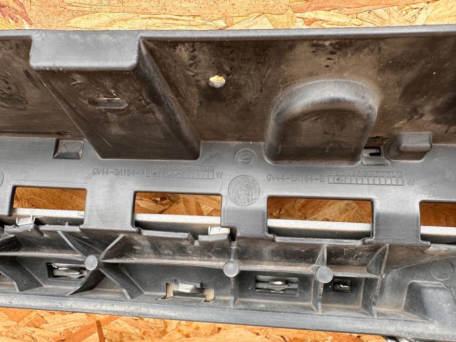 Решітка Ford Kuga/Escape 2015-19р Оригінал б/у