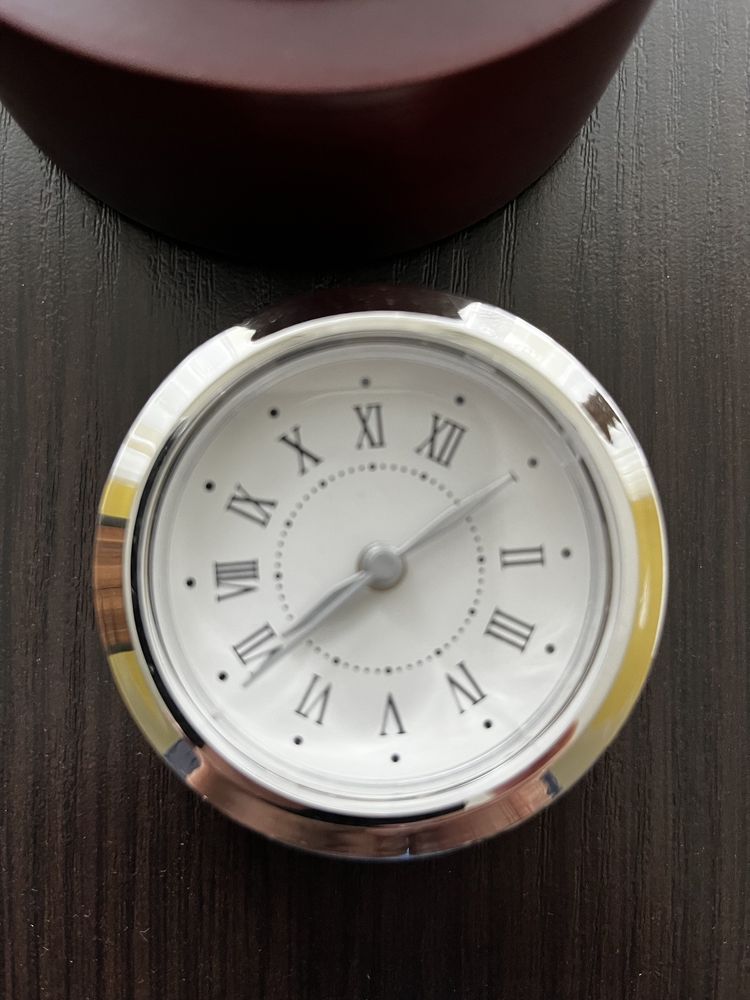Ozdobny zegarek biurkowy