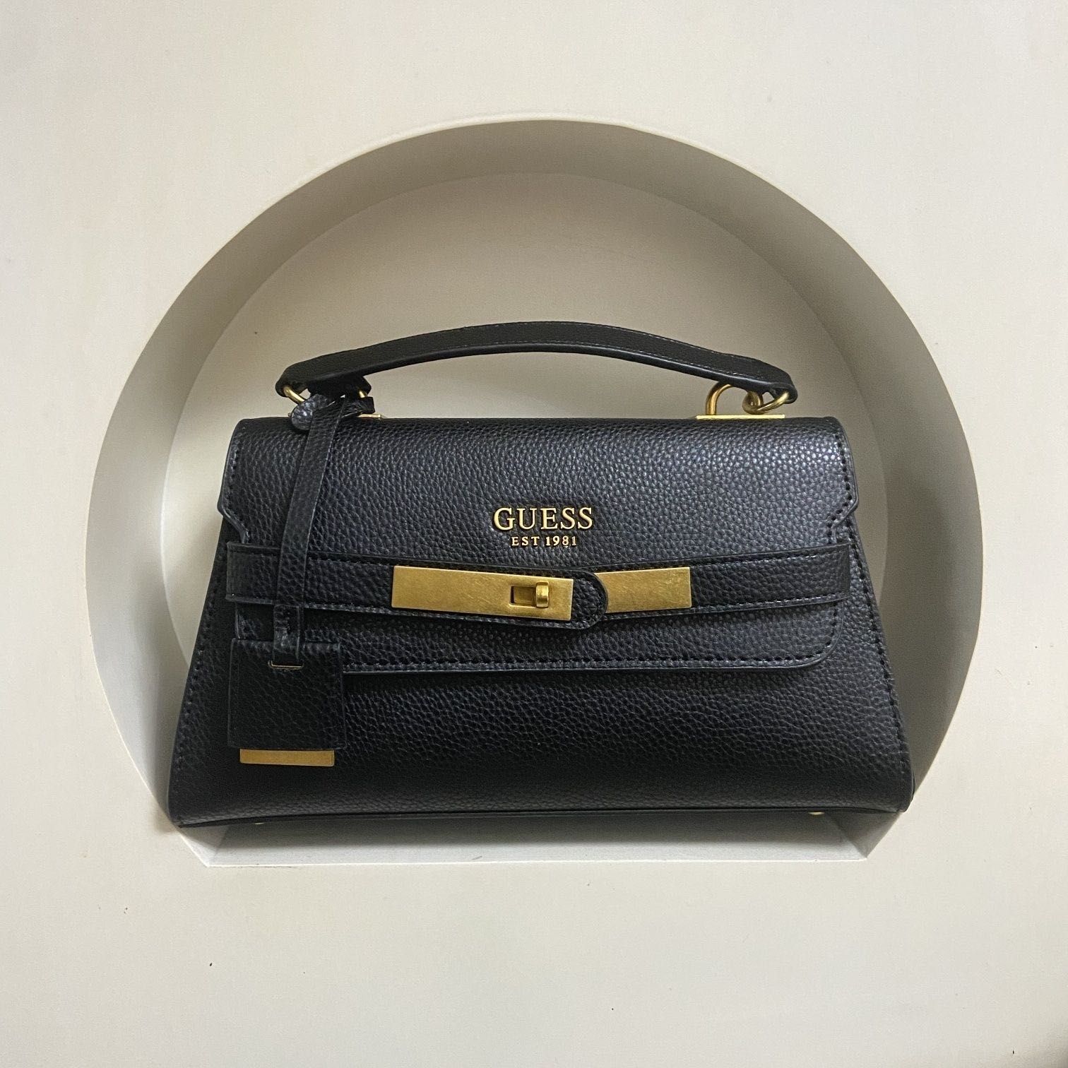 Стильна cумка Guess