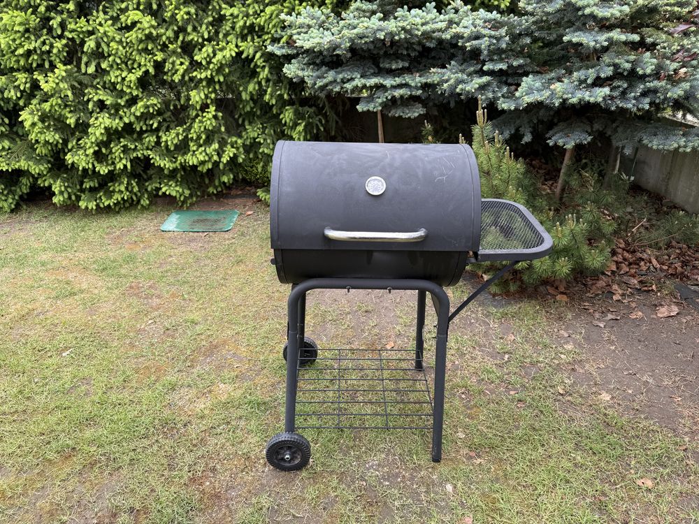 Grill węglowy z 2 rusztami.