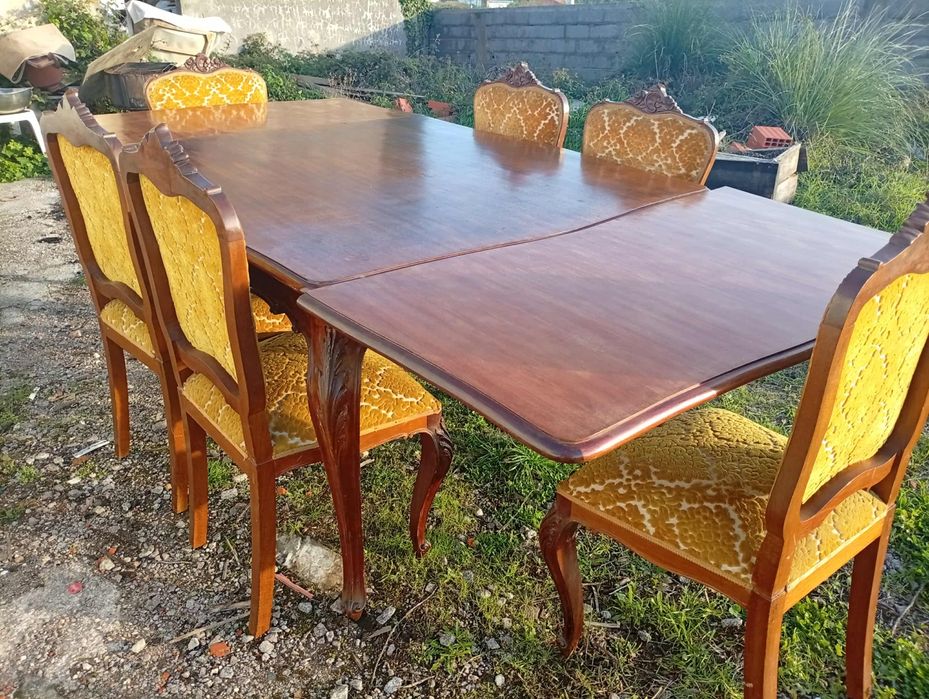 Lindíssima mesa com cadeiras