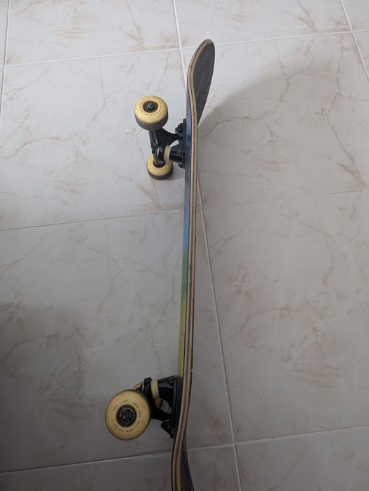 Skate feito de madeira canadiana