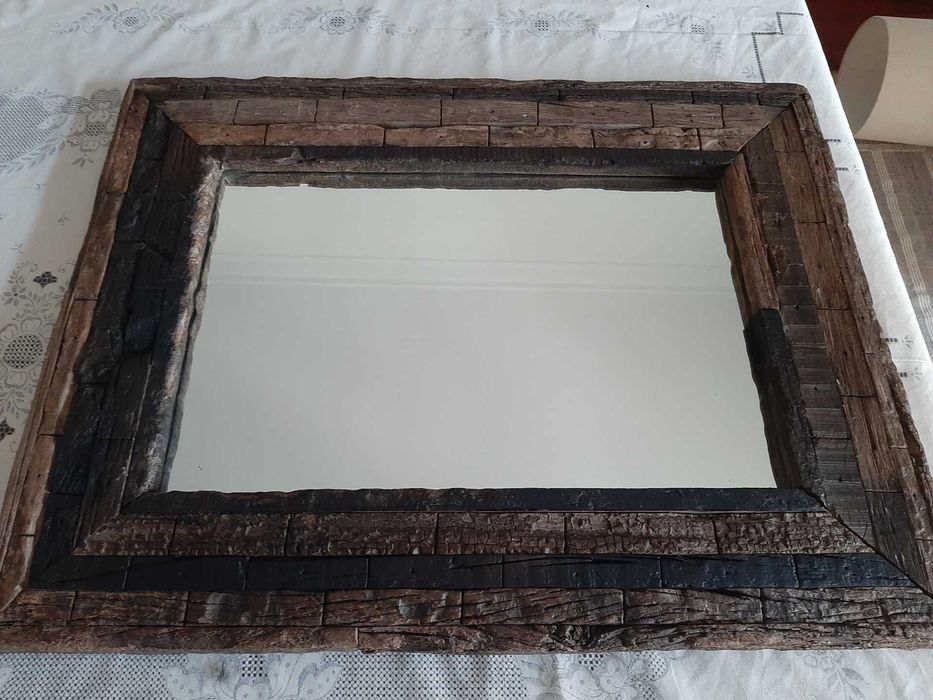 Espelho com moldura em madeira teca