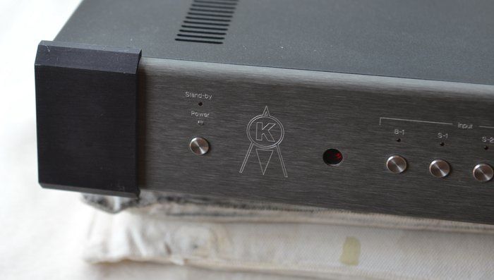 Amplificadores Plinius 2100i e Classé CAP80 com comando imaculados