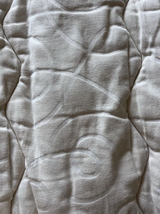 Edredom beje quente e pesado